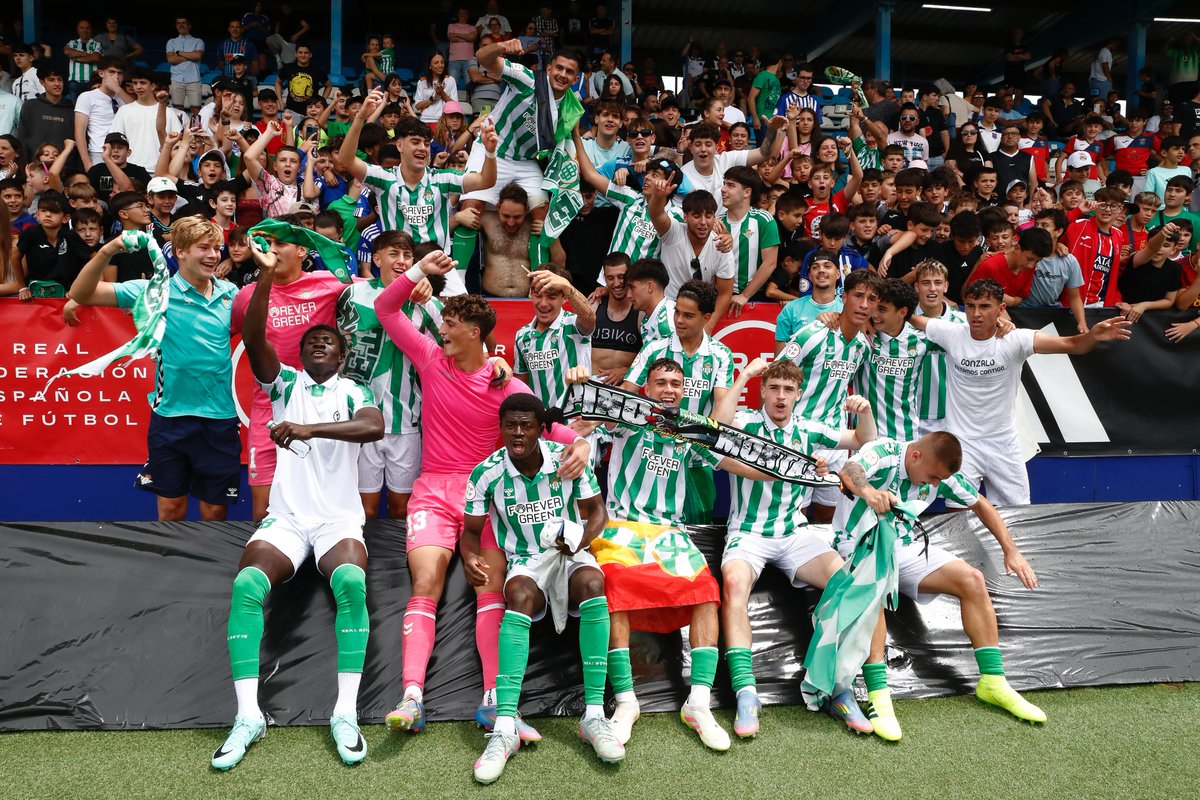 🏆 ¡Una #CopaDeCampeones no se gana todos los días! 🥳 Vive la euforia de los jugadores del Real Betis Cantera tras hacerse con el título por primera vez. ¡Enhorabuena, béticos! 🔗