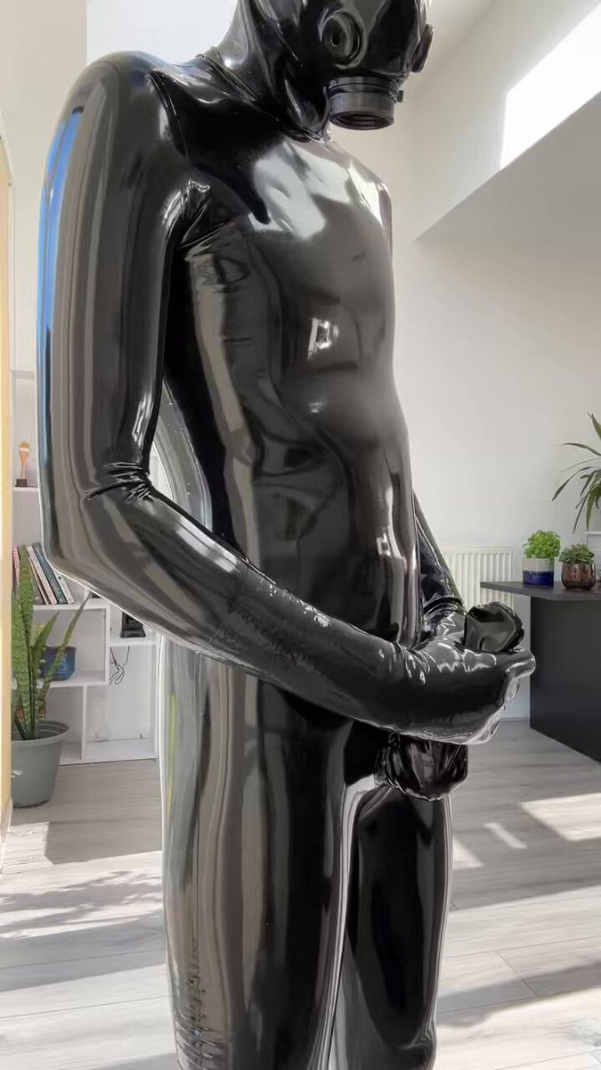 A sneaky hint at how the suit works 🥵🥵 Ensemble by Latexskin.pl