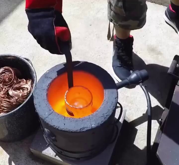This will shock you to the core. This guy poured liquid metal on a Big Mac, and it didn’t even melt... It’s not even food.