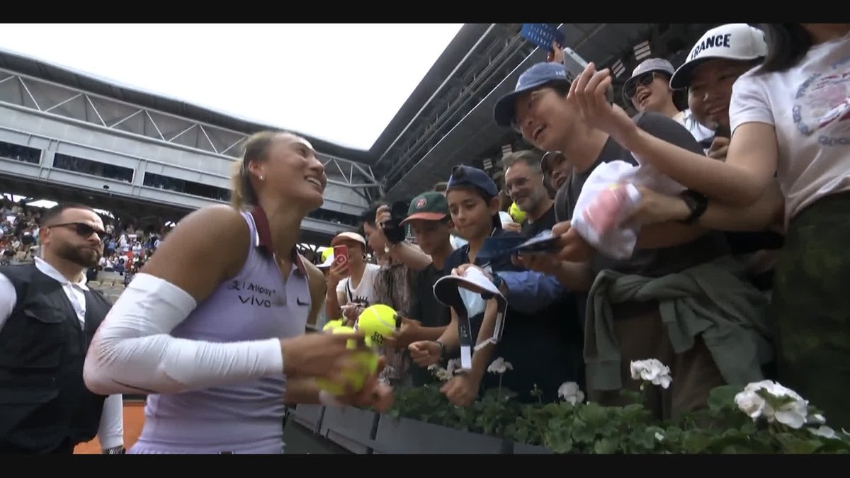 Signing ✍️ and singing 🎶 🇨🇳 #RolandGarros
