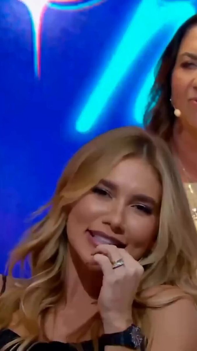 ⏯️ Gabi Martins surpreendeu a todos ao revelar que já levou dois “bolos” do apresentador Danilo Gentili. Segundo ela, os dois trocavam mensagens e estavam vivendo uma “paquera virtual”, no entanto, quando chegou o momento de se encontrarem pessoalmente, não aconteceu. 🎥 Reprodução
