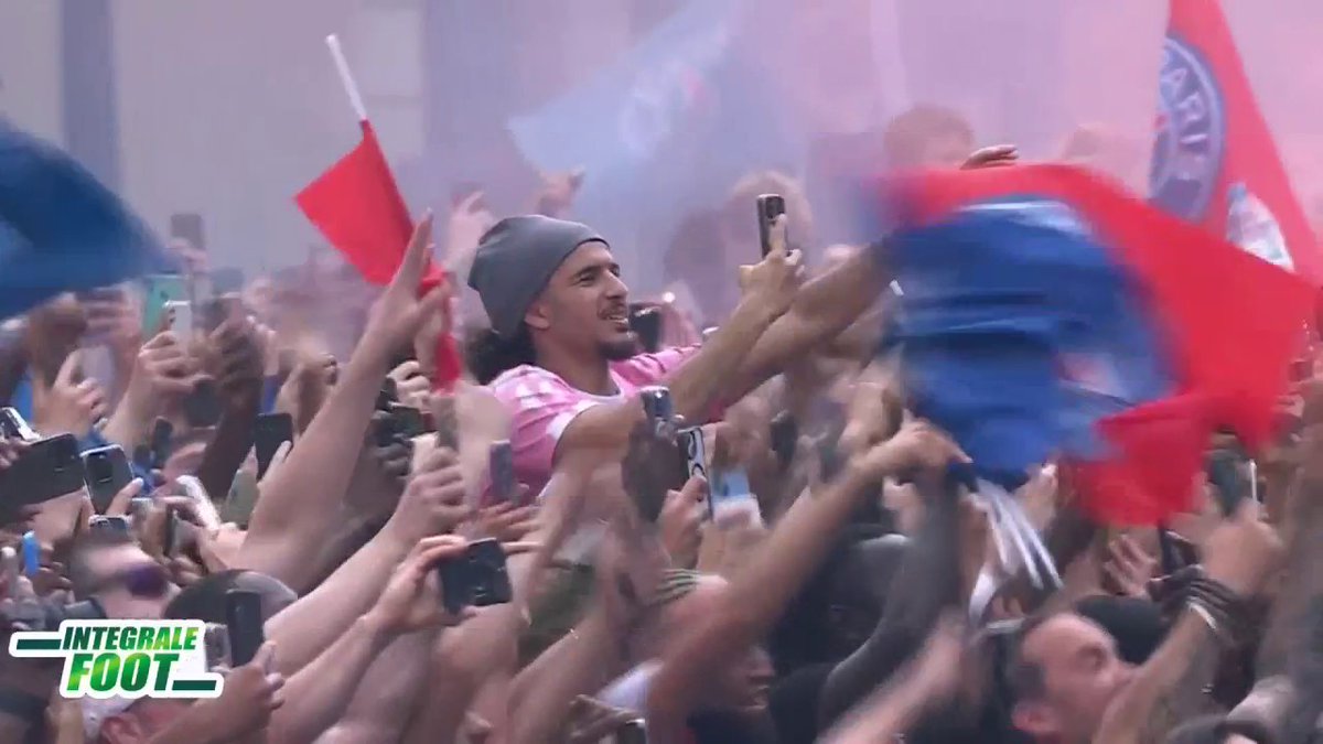 🏆🔴🔵 "C'est un moment très très très fort !" Les fans du PSG donnent de la voix sur cette avenue des Champs-Élysées !