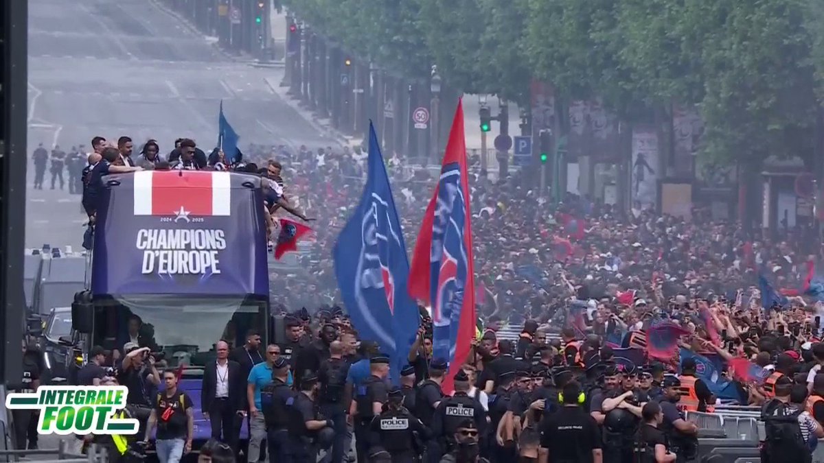 😂😂😂 Kimpembe ce showman ! Mais impossible de calmer les fans.