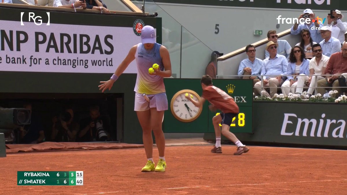 📊 Les plus longues séries de victoires à Roland-Garros (ère Open) : ▪️ 39 : Rafael Nadal 🇪🇸 ▪️ 33 : Rafael Nadal 🇪🇸 ▪️ 31 : Rafael Nadal 🇪🇸 ▪️ 29 : Chris Evert 🇺🇸 ▪️ 28 : Bjorn Borg 🇸🇪 🆕 25 : Iga Swiatek 🇵🇱 ▪️ 25 : Chris Evert 🇺🇸