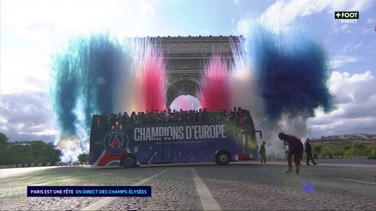 La belle image des feux d'artifice aux couleurs du PSG derrière le bus des joueurs ! 😍 #UCLfinal | #UCL