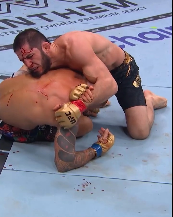 One year ago, Islam Makhachev submitted Dustin Poirier in the 5th to retain the UFC lightweight title 🥋