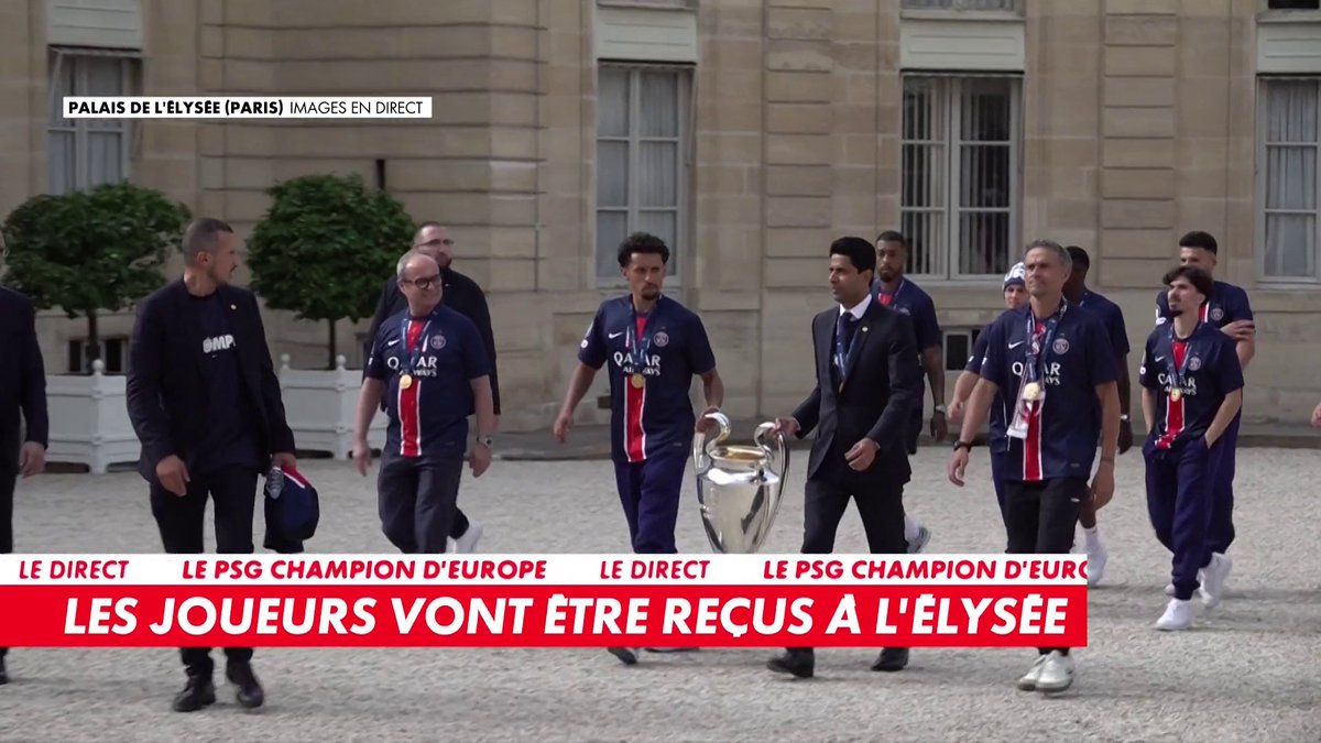 Après la parade devant leurs supporters, les joueurs du PSG viennent d'arriver à l'Elysée