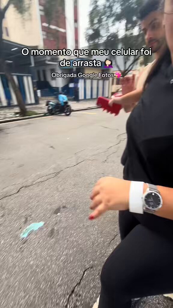 Mlk ????????????? Que ladrão fdp nem com a mina ajudando a amiga teve pena