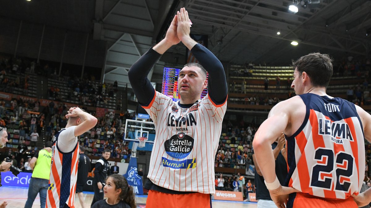 🧡 "Los sueños son sueños hasta que, un día, los consigues" Es difícil resumir en un vídeo el año que Leyma Basquet Coruña 🍊 y su afición nos ha regalado. Un año para la historia cargado de pasión. Un año... que se vivió así. Os esperamos de vuelta muy pronto. GRAZAS, Coruña