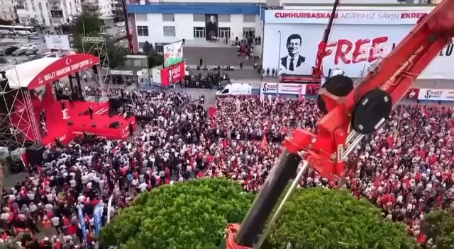CHP lideri Özgür Özel, mezuniyet töreni yaptırılmayan Akdeniz Üniversitesi öğrencilerine kep attırdı.