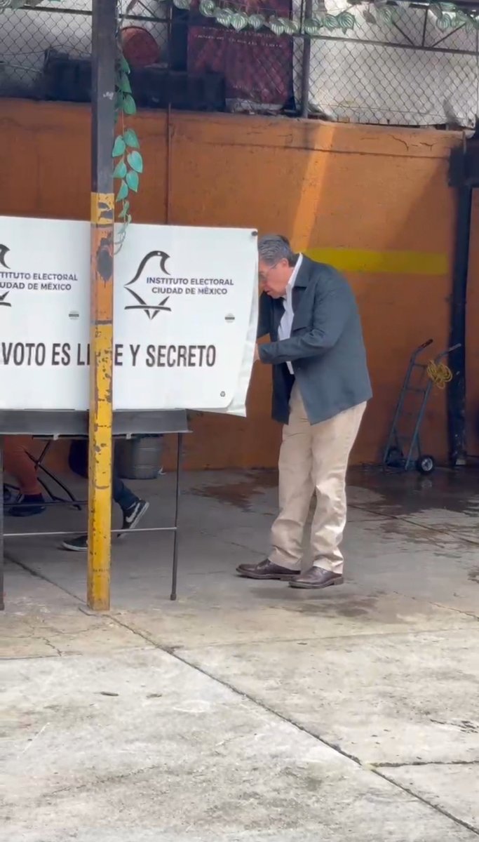 Este domingo cumplí con mi deber cívico y ejercí mi derecho al voto. La democracia en México inaugura esta nueva etapa: a partir de hoy, elegiremos a nuestras y nuestros representantes del Poder Judicial, que tendrán legitimidad y compromiso con el pueblo. #ElecciónJudicial