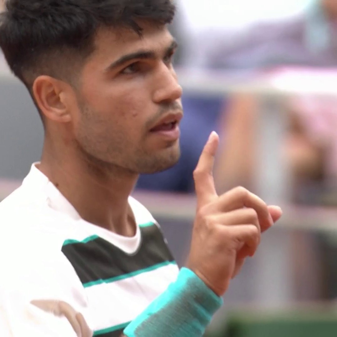Incredible honesty from Carlos Alcaraz 👏 The Spaniard admits to throwing his racquet and concedes the point against Ben Shelton 🤝 #RolandGarros #Tennis #RG25