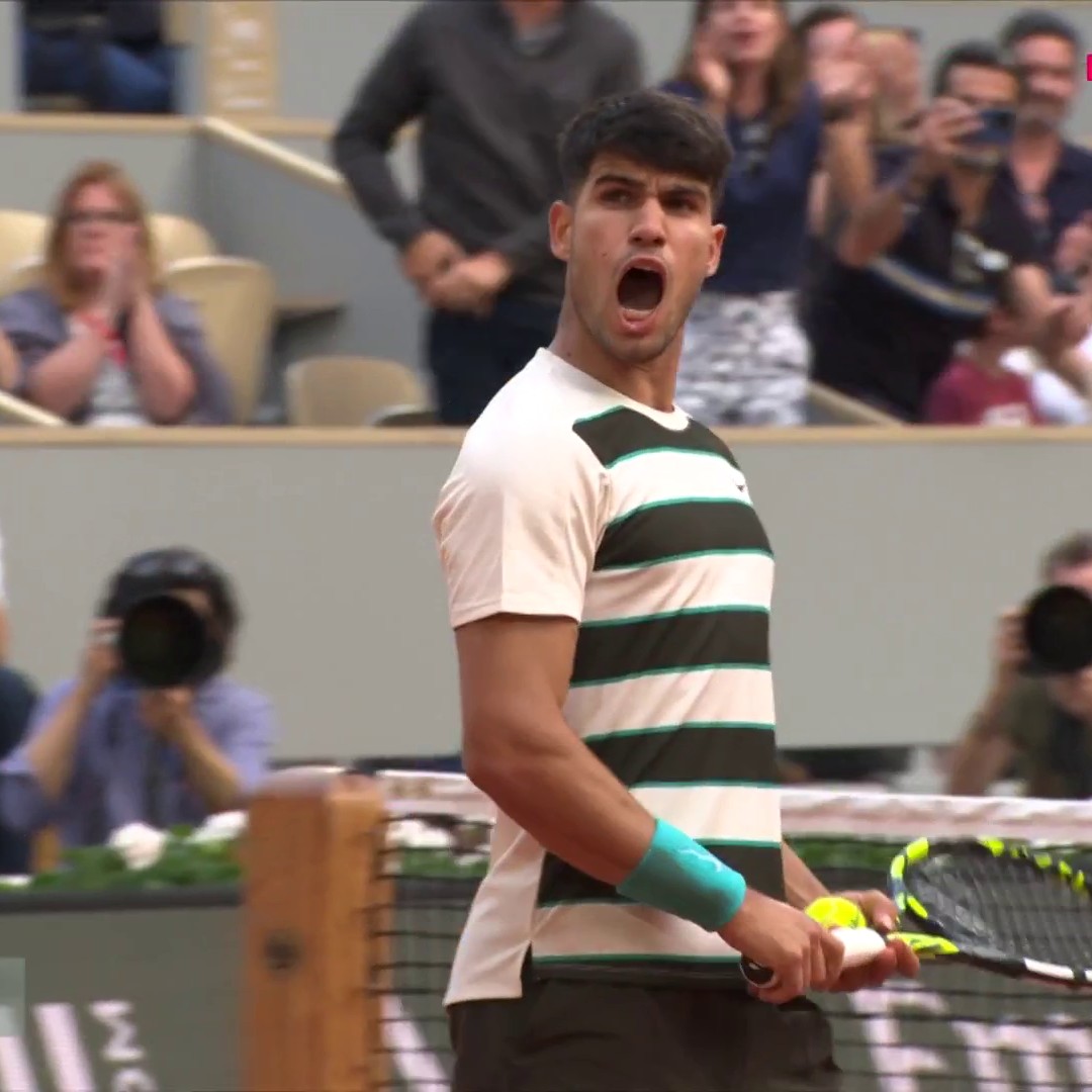 A TRES VICTORIAS ✅✅✅ Carlos Alcaraz gana a Shelton en un partidazo y ya está en cuartos de final de #RolandGarros, donde acumula 11 triunfos consecutivos 🤩 Lo viste en #E2 y @streammaxes