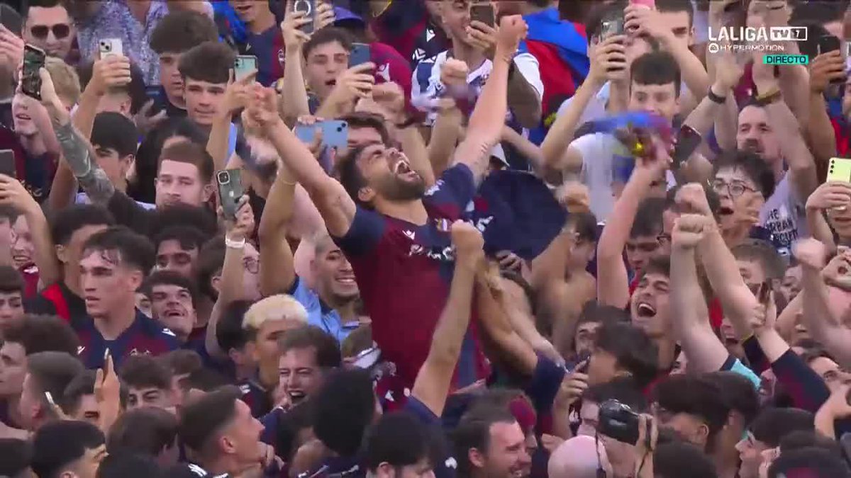 🌴 ¡El gato subió a la palmera y Vicente Iborra lo sabe! La afición del Levante UD celebra en el Ciutat que son de Primera. #LALIGAHYPERMOTION