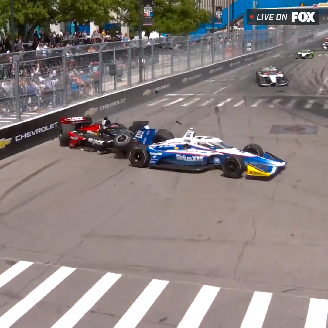 FOSTER AND FRO! 🫣 Both Louis Foster and Felix Rosenqvist are passengers as the No. 45 suffers a suspension issue.