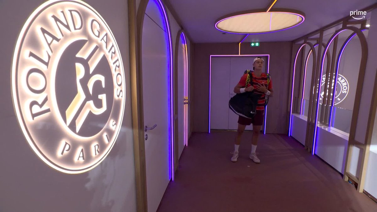 LA NIGHT SESSION EST LANCÉE À #ROLANDGARROS Lorenzo Musetti 🇮🇹 et Holger Rune 🇩🇰 pour une place en quarts de finale. 🔥