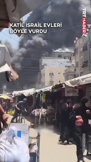 Soykırımcı İsrail'in Gazze'deki binaları vurduğu anlar...