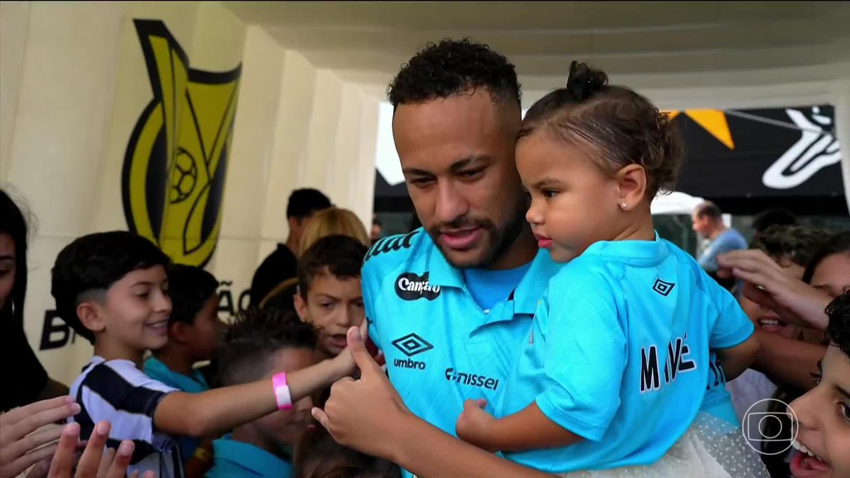 O uniforme azul do Santos está de volta! ⁣ ⁣ No jogo que pode marcar a despedida de Neymar da Vila Belmiro nessa segunda passagem pelo futebol brasileiro, o Santos recebe o Botafogo pelo Campeonato Brasileiro e lança seu novo uniforme.⁣