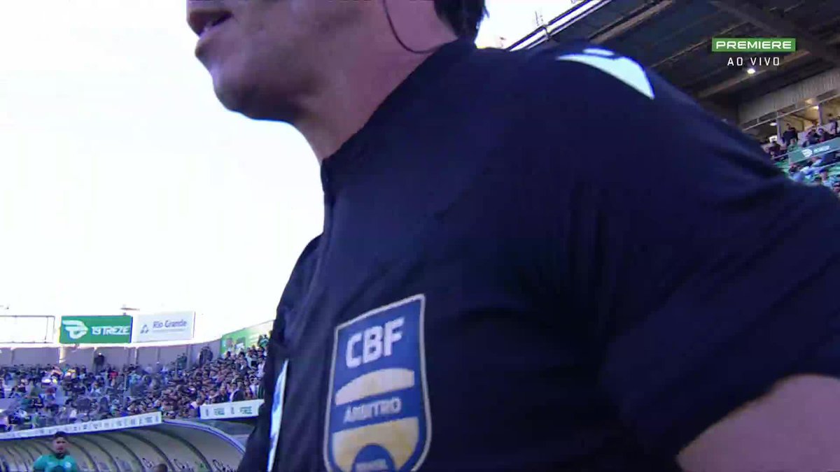 Juro que não sei dizer se foi pênalti pro Grêmio. O goleiro tocou no rosto do Kannemann, mas foi MUITO leve. Sei não… Você marcaria esse pênalti?