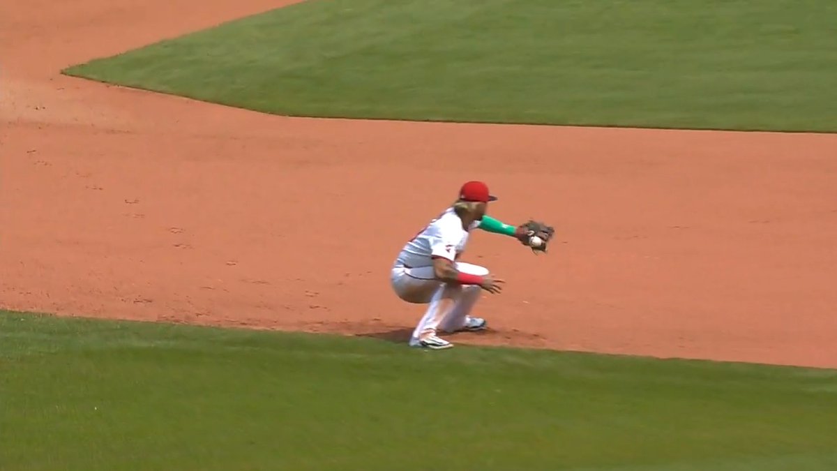 The ball went THROUGH Gabriel Arias' glove 😳