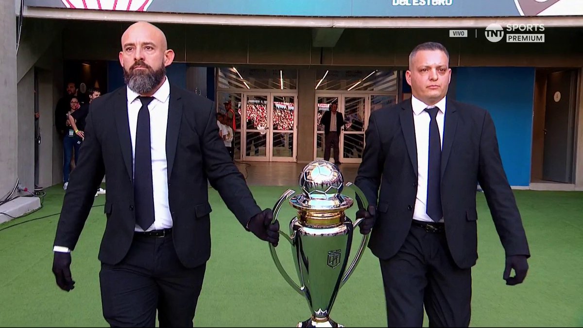 Ayer llevaron el trofeo de la Champions Zanetti y Pastore. ¿Quién pija son estos?