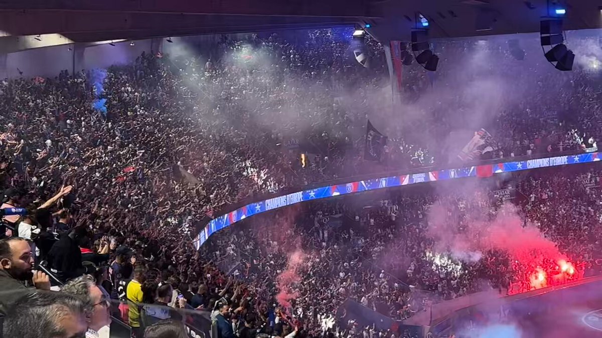 🚨🇫🇷🤩 L’hymne du PSG repris à l’unisson par le Parc des Princes. 🥹 (Antoine Mazère)