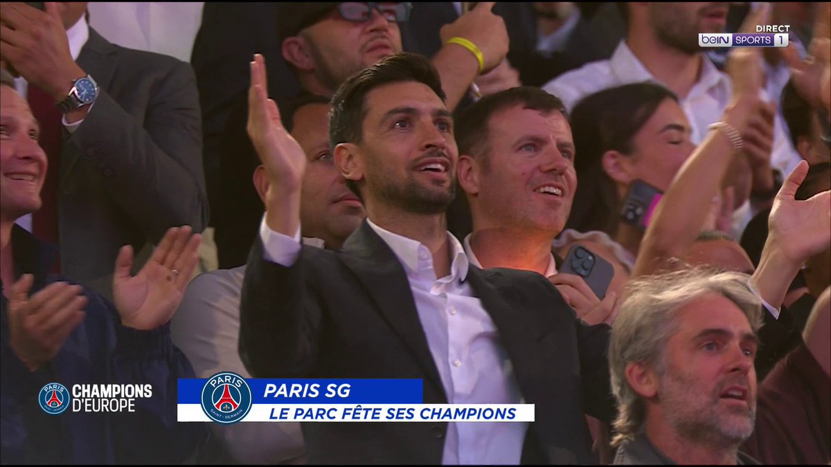 🏟️🔥 Le Parc des Princes à l'unisson pour chanter l'hymne du Paris Saint-Germain ! 🤩 Quelle communion, quelle ambiance !