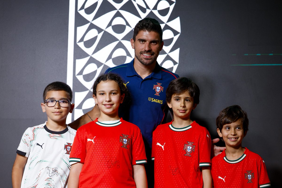 Um dia da criança 𝒊𝒏𝒆𝒔𝒒𝒖𝒆𝒄𝒊́𝒗𝒆𝒍 para três mini-jornalistas ✨🇵🇹 #FazHistória