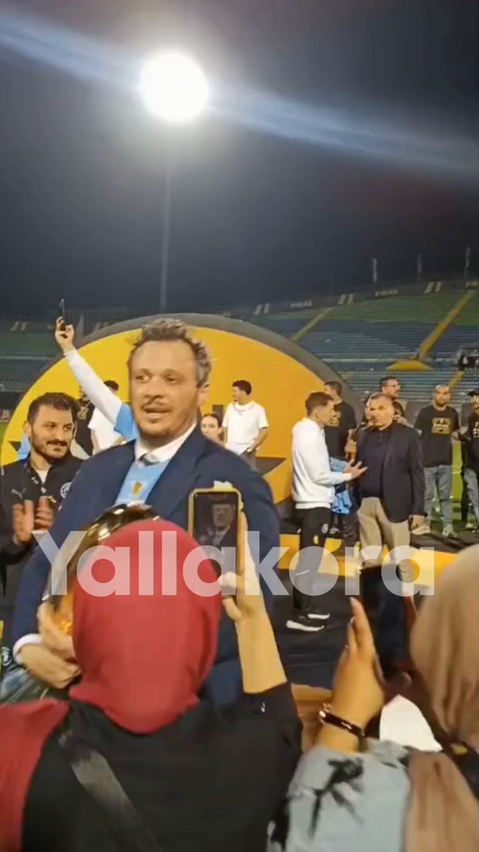 ممدوح عيد يمنح ملاك بيراميدز كأس دوري أبطال أفريقيا ويلتقط صورة تذكارية معهم 🏆📸
