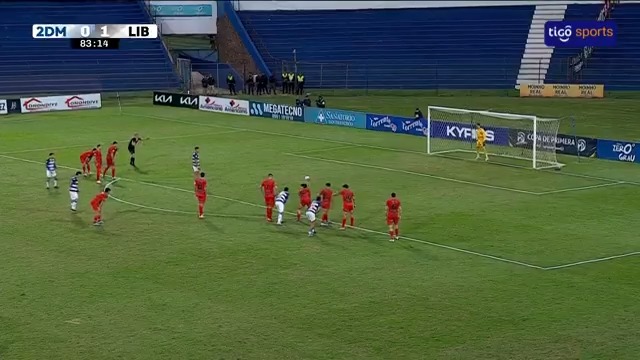 ¡LA MANDÓ ARRIBA! Sergio Bareiro tuvo el empate de Sportivo 2 de Mayo en sus pies, pero pateó la pelota muy alto. ▶️Viví la definición del #AperturaAPF2025 por
