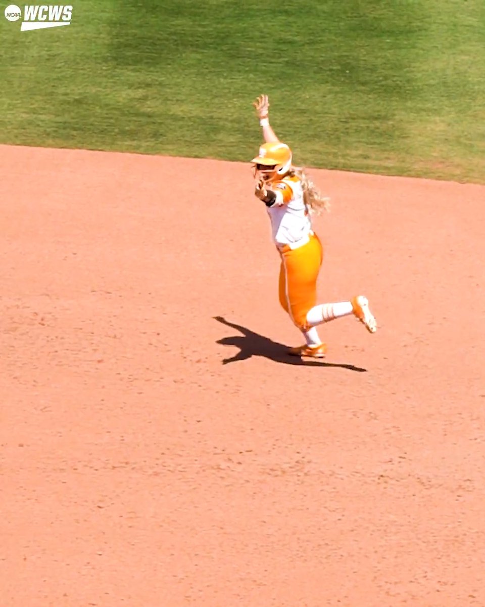 Quick trip around the bases 🧳 📺 ABC #WCWS x Tennessee Softball