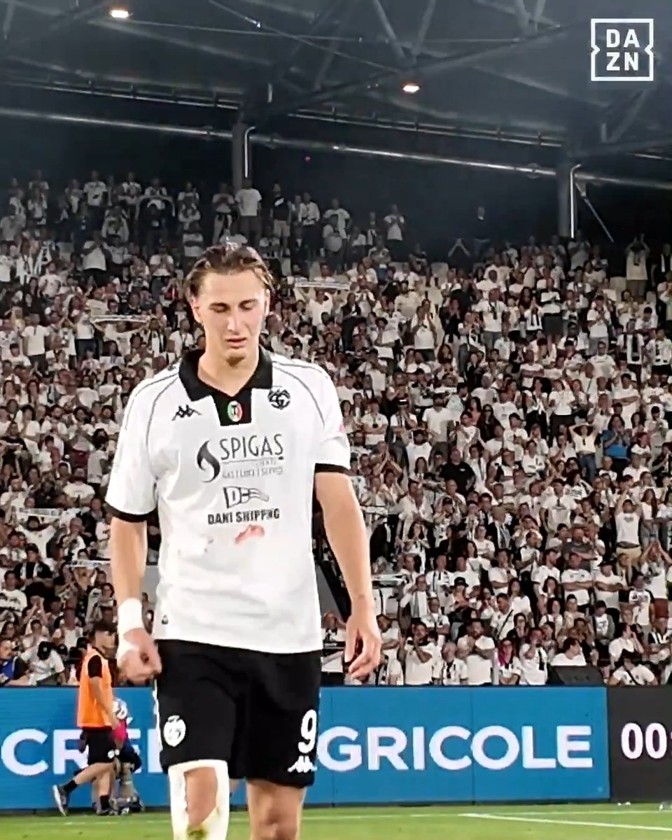 19 gol in stagione tra campionato e playoff a 19 anni. È stato ad un passo dal portare lo Spezia in Serie A. Anche sullo 0-3, l’ultimo dei suoi ad arrendersi, col gol che aveva riacceso le speranze. Pio Esposito merita solo applausi. Il futuro è tutto suo. #SerieBKT #DAZN