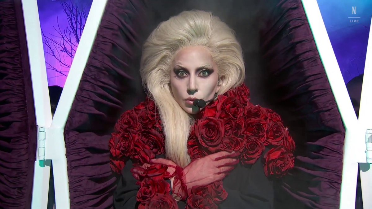 Quem diria que um gay no tédio colocando Bloody Mary numa cena de Wandinha iria render o que vivenciamos ontem. Deus está nos detalhes 🙏🏽