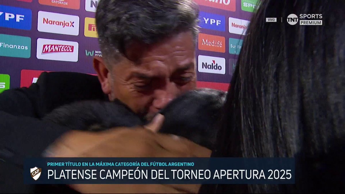 “TODO ES PARA USTEDES, TODA MI VIDA ES PARA USTEDES, YO TRABAJO PARA USTEDES”. Sergio Gómez, dándole la medalla a sus hijos.