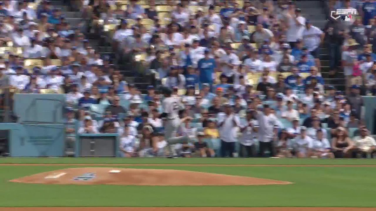 Had a chance to throw 'em out at home ... and 2nd but Dodgers come up empty 😅 Yankees take advantage to start Sunday Night Baseball on ESPN 👀