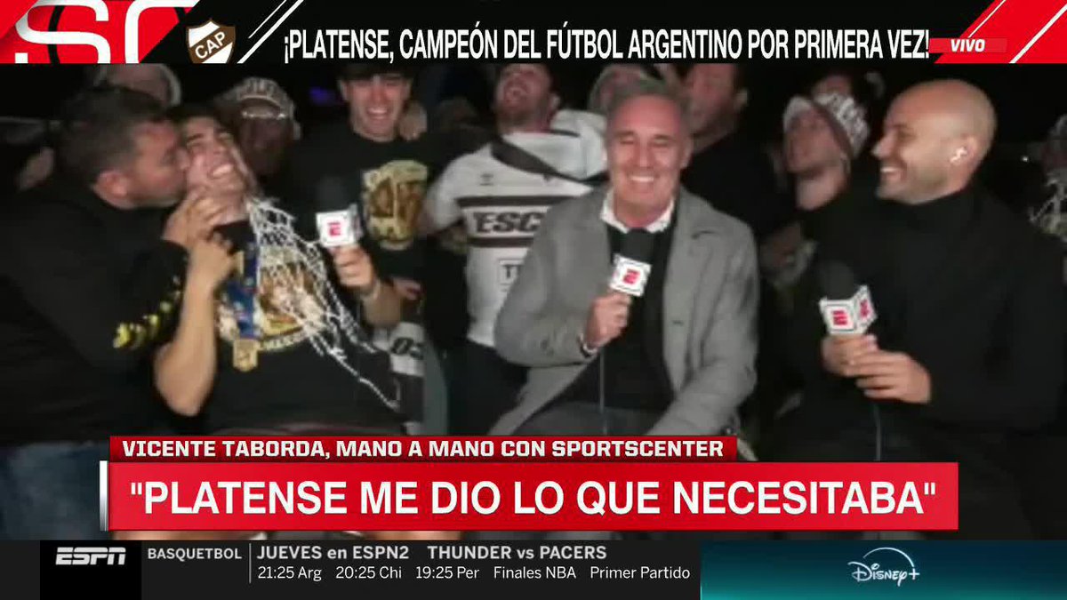 LA BANDA DE VICENTE TABORDA INTERRUMPIÓ LA ENTREVISTA A PURO CANTO. 📺 #SportsCenter | #DisneyPlus