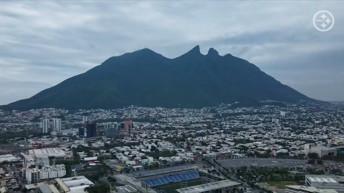 ¡Gracias por ser parte de esta experiencia inolvidable! ⛰️🇲🇽 Fuimos anfitriones de un Torneo de Tochito en Monterrey, donde alrededor de 500 niñas y niños vivieron la emoción del flag football. Compitieron, se divirtieron y compartieron momentos únicos con Christian Kuntz, Beanie Bishop, Max Starks IV y Vince Williams, quienes transmitieron su pasión por el juego dentro y fuera del campo. 🖤💛