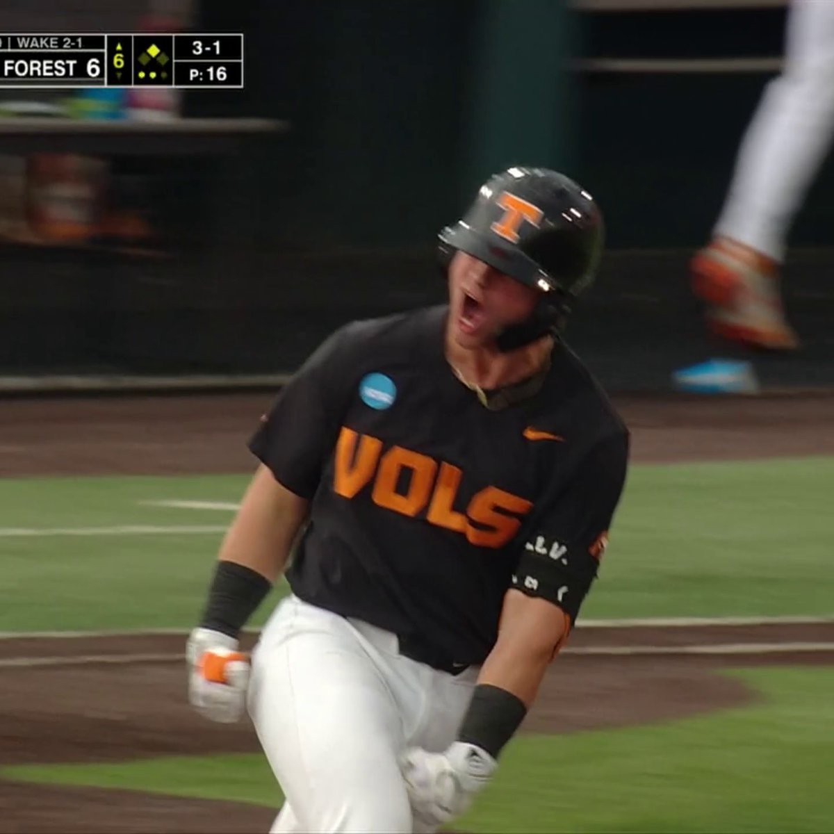 VOLS TIE IT UP 😱 Tennessee Baseball