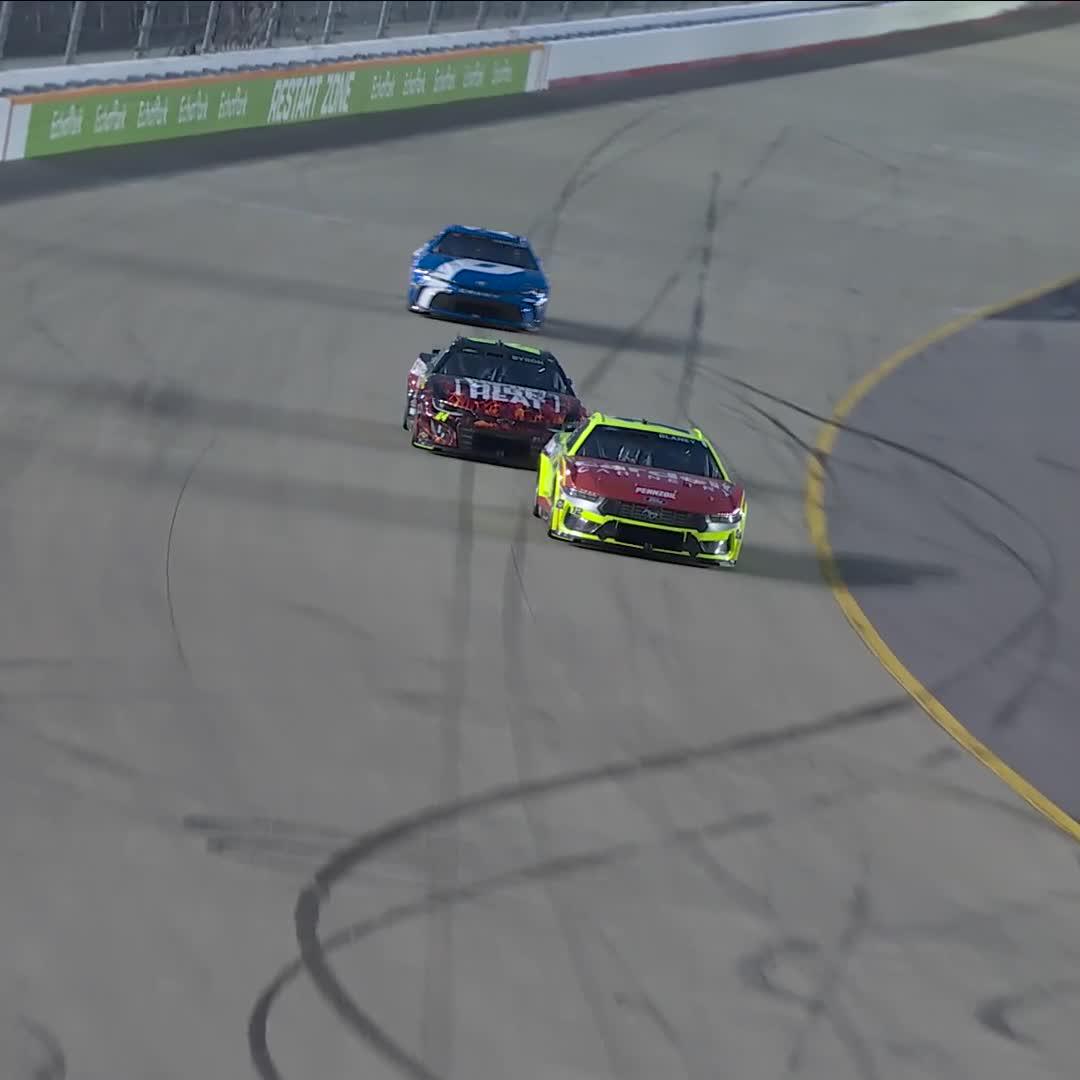 What a move by Ryan Blaney to take the lead!! ๐