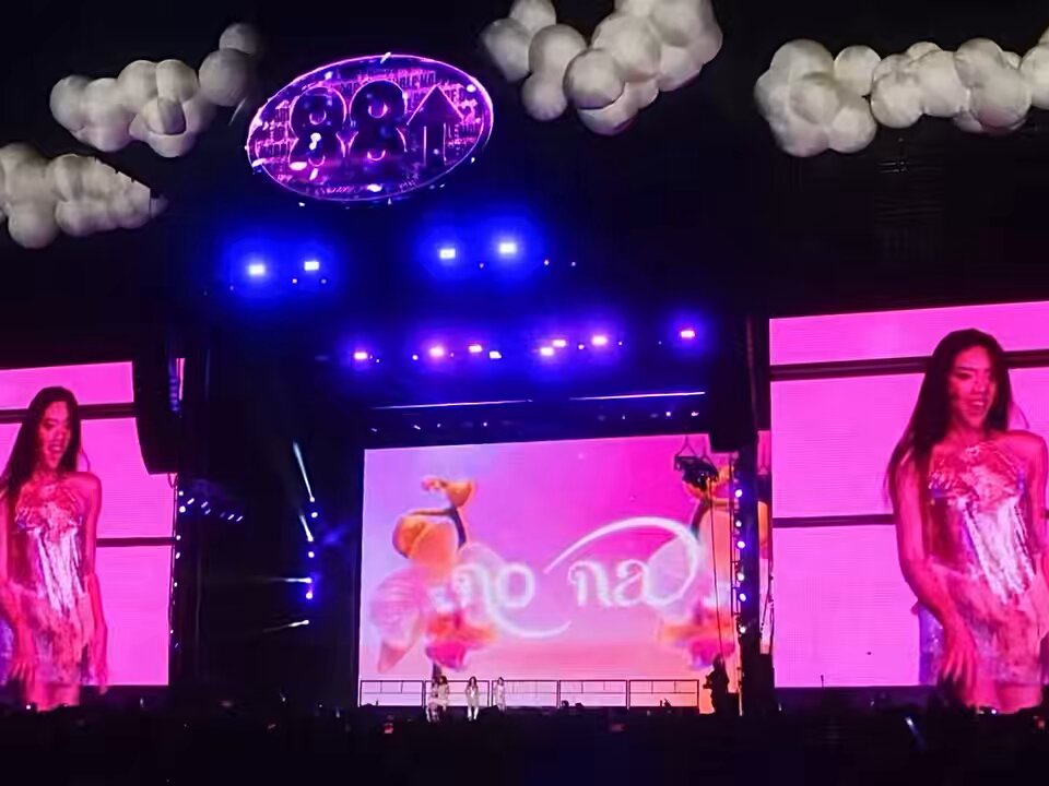 no na performing their debut song 'shoot' at final stage of head in the clouds 2025 in front of hundreds of thousands of people no na you will be big and be famous! no na 88rising #NONAatHITCLA2025 #no_na