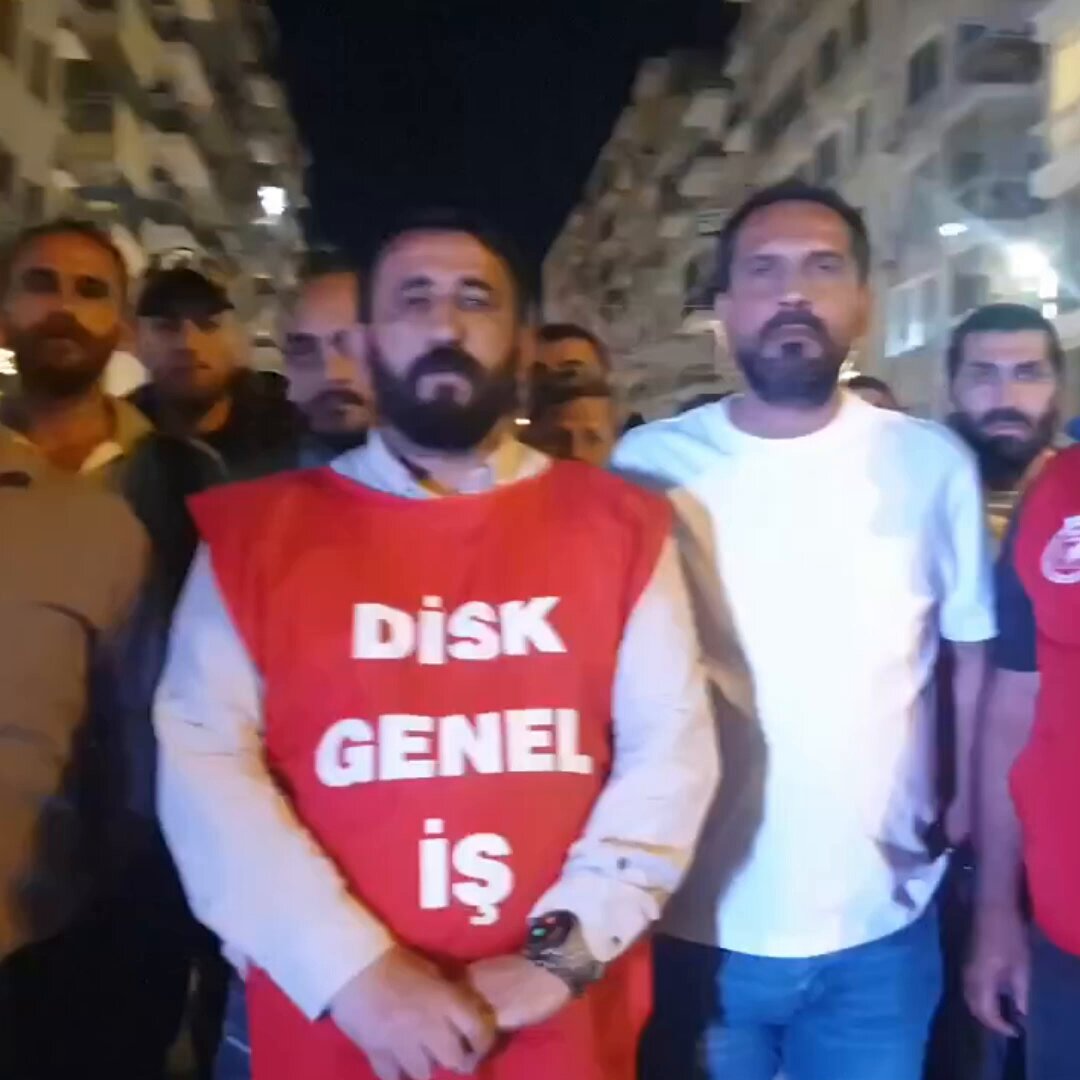 İzmir Büyükşehir Belediye Başkanı Cemil Tugay'ın temizlik çalışmalarına katılmasının ardından, DİSK Genel-İŞ eylemcileri Alsancak Kordon'daki eylemlerine son verdiklerini açıkladı.
