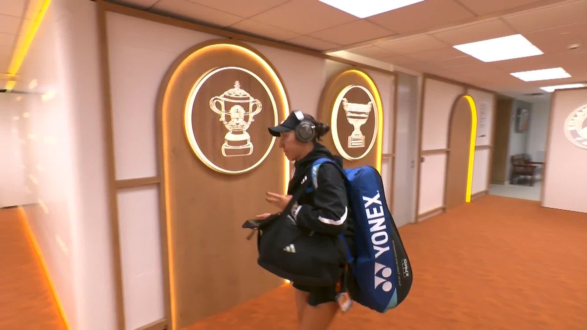 LOÏS BOISSON EN QUÊTE D’UN NOUVEL EXPLOIT 🇫🇷 La Française de 22 ans lance son huitième de finale face à la n°3 mondiale, Jessica Pegula, sur le Court Philippe-Chatrier. #RolandGarros