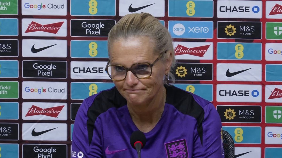 "Everyone is available, everyone can start" 😊 Sarina Wiegman says that all 26 players in her England camp is available to play against Spain tomorrow 🏴󠁧󠁢󠁥󠁮󠁧󠁿
