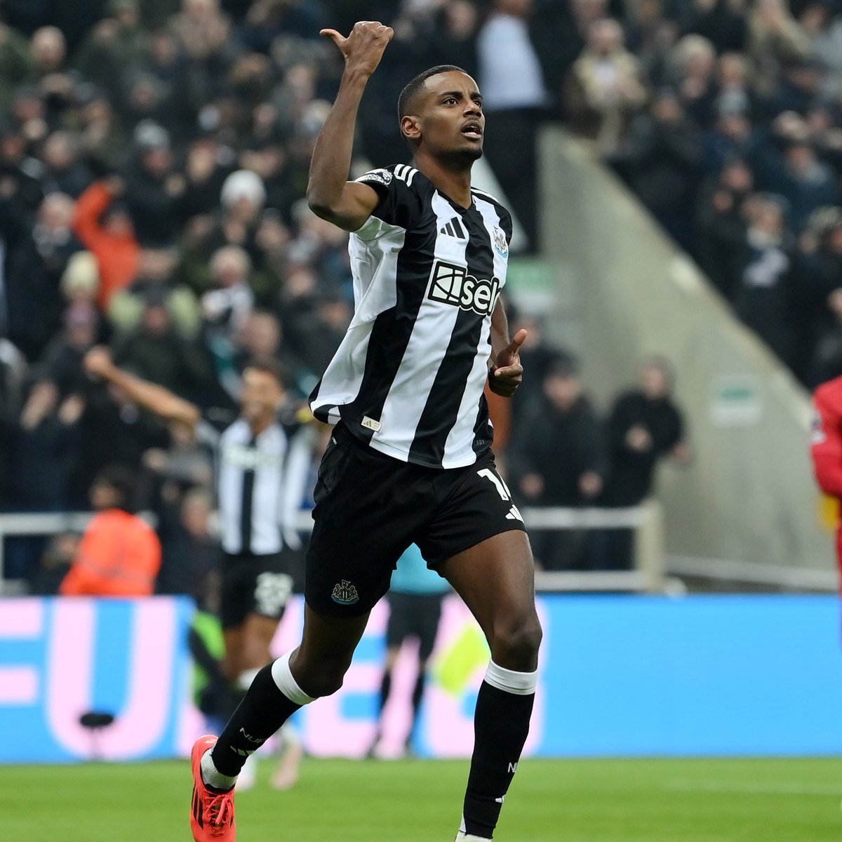 🚨🇸🇪 𝐎𝐅𝐅𝐈𝐂𝐈𝐀𝐋 | Alexander Isak has won the 2024/25 Premier League 'Most Powerful' goal award! 🥇 His strike against Liverpool clocked an average speed of 108.94kph! 🚀