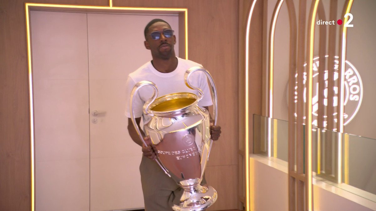 Ousmane Dembélé 🇫🇷 présente la Ligue des Champions au public français sur le Philippe Chatrier. 🏆🇪🇺 🎥 francetvsport