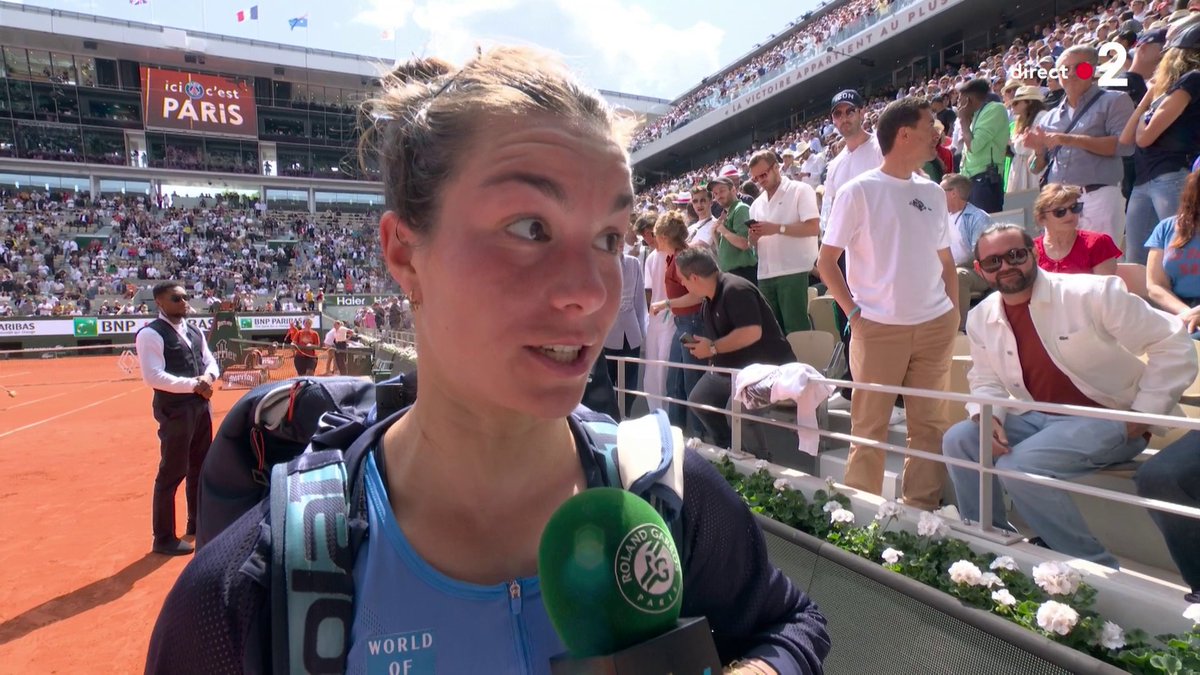 📊 Lois Boisson 🇫🇷 (N°361) devient la joueuse la MOINS BIEN CLASSÉE à avoir battu une Top 10 à Roland-Garros depuis (au moins) 40 ans* ! ✍️ Archives de classements manquantes pour certaines joueuses en 1985 ou avant.