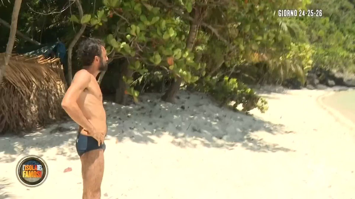 Con l'aiuto di Dino, Jasmin e Teresanna riescono finalmente a sciogliere il difficilissimo rompicapo! #Isola