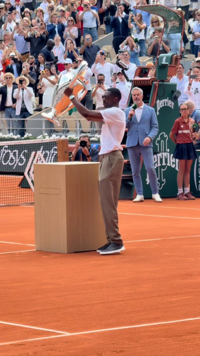 PSG's Ousmane Dembélé bringing out the Champions League trophy onto court Philippe-Chatrier 🏆🇫🇷 #FrenchOpen