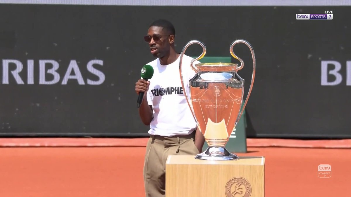 🏆 نجم باريس سان جيرمان عثمان ديمبيلي يرفع كأس دوري أبطال أوروبا خلال بطولة رولان غاروس وسط تصفيق الجماهير وتحت أنظار رئيس النادي الباريسي ناصر غانم الخليفي 👏🔴🔵 #رولان_غاروس #دوري_أبطال_أوروبا #باريس_سان_جيرمان