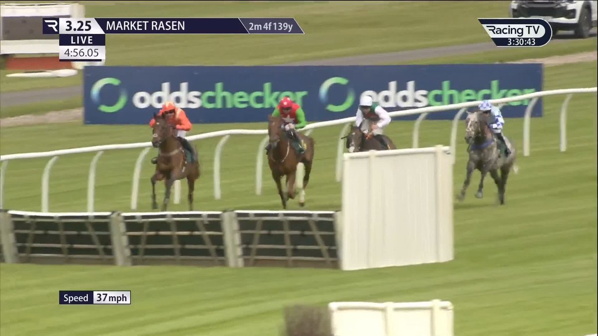 Letterston Lady finds a second wind and comes home late to land the @Oddschecker Handicap Hurdle for the Bowen's 🏆 Sean Bowen